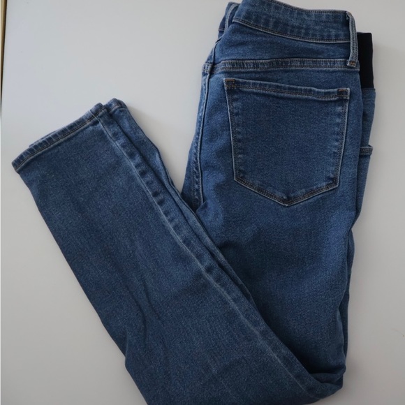Old navy maternity jeans - Picture 2 of 3